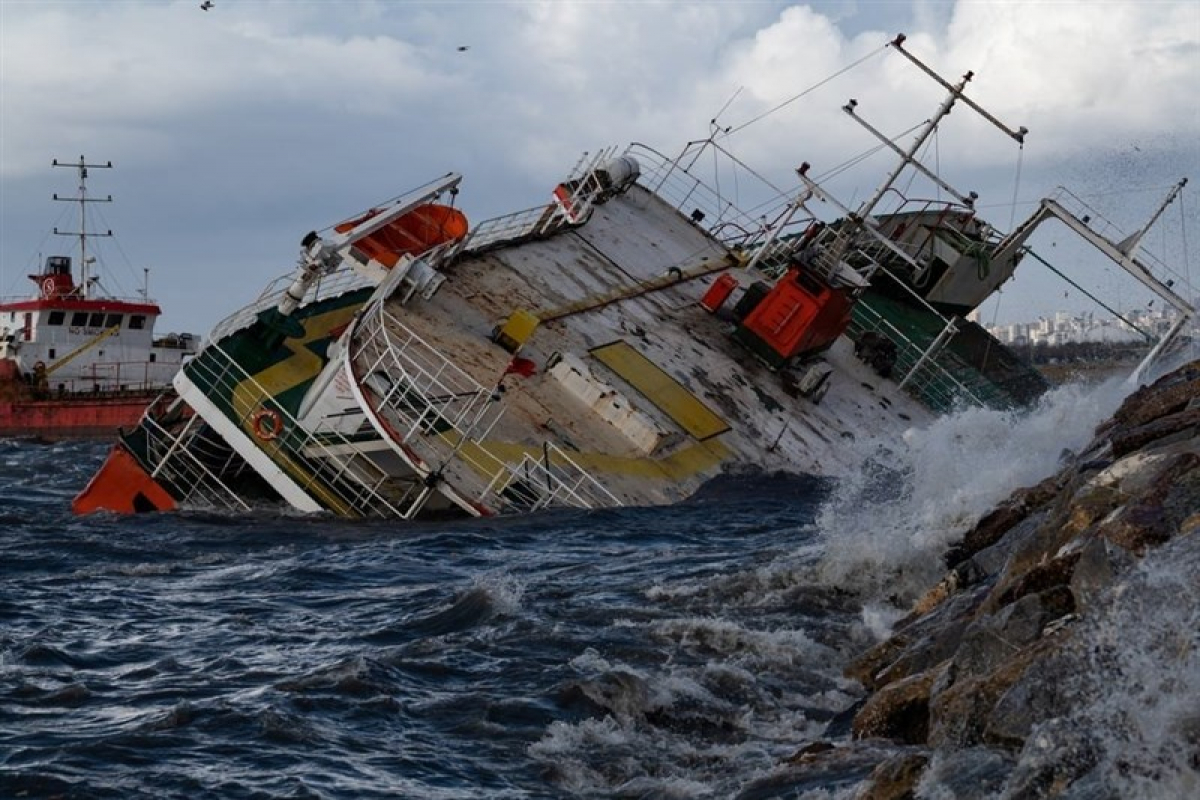 غرق شدن یک کشتی باری در آب‌های یونان
