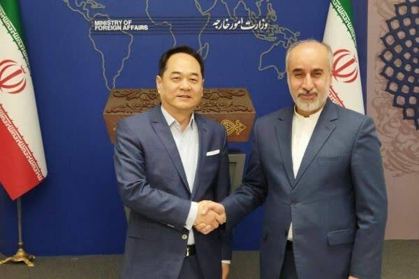 سخنگوی وزارت امور خارجه جمهوری اسلامی ایران امروز در دیدار روسای انجمن‌های دوستی ایران و چین، با بیان اینکه تصمیم ایران به گسترش روابط همه جانبه با چین یک تصمیم راهبردی است، اطمینان داد که روابط ایران با چین تحت تاثیر فراز و فرودهای روابط ایران و غرب و هیچ طرف ثالثی قرار نخواهد گرفت.