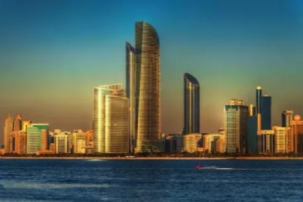 امارات مانند عربستان یاد گرفته است چگونه در مسیر اقتصاد غیرنفتی، گام بردارد و در عصر چندقطبی رشد کند. این کشور به‌عنوان خانه بیش از ۱ /۰ درصد مردم جهان، نزدیک به ۱۰ درصد از ذخایر نفت دنیا را در خود جای داده است. امارات، اکنون نزدیک‌ترین متحد عربی آمریکا محسوب می‌شود؛