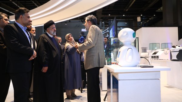 بازدید رئیس‌جمهور از خانه نوآوری و فناوری ایران در نمایشگاه تهران